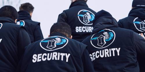 Sicherheitskräfte unseres Sicherheitsdienstes Leipzig von hinten mit Dienstkleidung